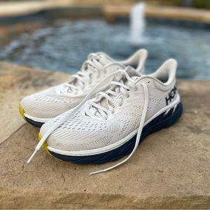Hoka Clifton 7 women’s size 9, white and blue
